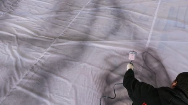 Upper view painter in workwear draws hand with sprayer — Stock Video