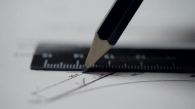 closeup mühendisi kalem ve cetvel ile düz çizgi çizer