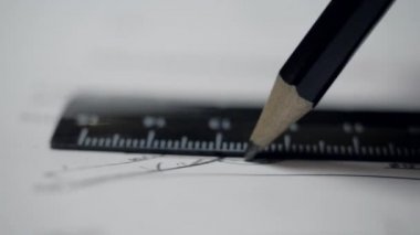 yakın görüş tasarımcısı kağıt üzerinde kalem ve cetvel ile çizer
