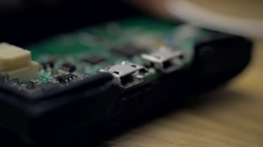 makro kadın el beyaz kablo mikro usb bağlantı noktasına takılan.