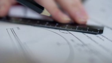 makro kadın yapı mühendisi proje planı üzerinde çizgi çizer