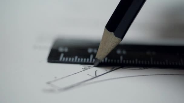 Primer plano diseñador conecta puntos en el dibujo con la línea de lápiz — Vídeos de Stock