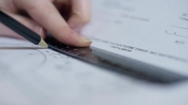 tatlı kadın tasarımcı cetvel tutar ve düz çizgi çizer