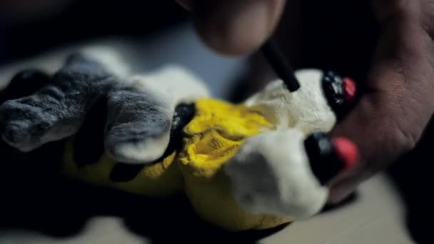 Görünümü Kapat adam ellerini heykeltraşlık oyun hamuru ile komik figür — Stok video