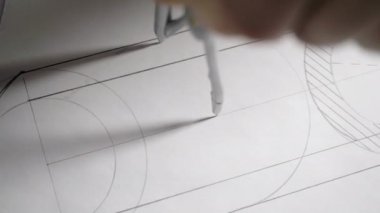 closeup Oluşturucu daire pusula ile beyaz kağıt üzerine çizer