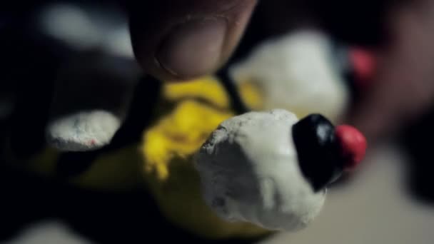 Macro jouet abeille avec les yeux et les ailes sculptées avec de la plasticine — Video