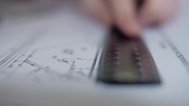 makro kadın mühendis ayrıntı kalem ve cetvel çizer