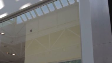 Kamera Vitrin alışveriş merkezi tavana taşır.