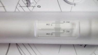 makro üst görünüm Oluşturucu ayrıntı bitmiş çizim kağıt üzerinde kesici takımlar için ölçme hassas kontrol eder