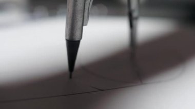 kapatın pusula kağıda mekanizması ayrıntı yuvarlak kısmını çizer