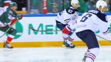 beyaz yol puck arena boyunca ağır çekim hokey oyuncusu