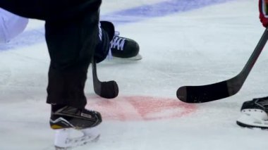 yavaş hareket görünümü Kapat hokey oyuncuları puck oyun mücadele