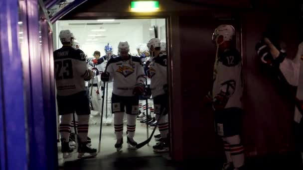 Zpomalený pohyb hokejisty přesahují šatnou na hru — Stock video