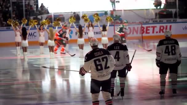 Zpomalený pohyb hry opining show s cheerleadingu dívky — Stock video