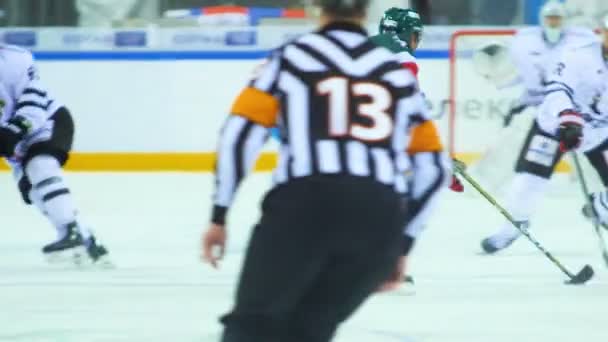 Slow motion hockeyspeler leidt puck en maakt doorgeven — Stockvideo