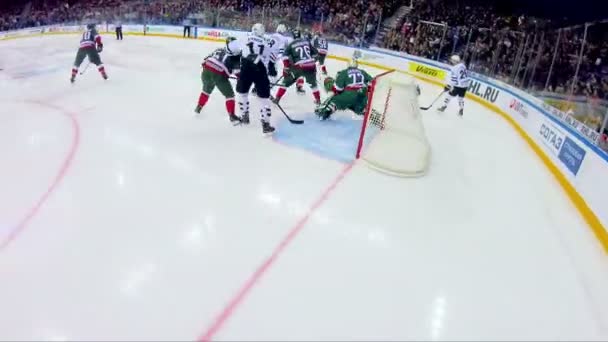 Хокей суддя зупиняє гру під час гравців, нападаючи на ворота — стокове відео