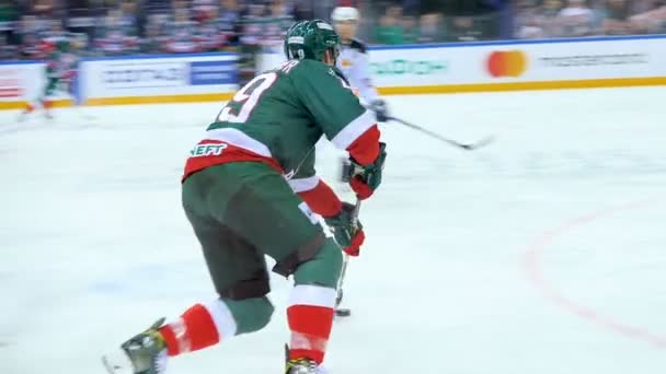 Joueur au ralenti mène rondelle et tirs but à la porte sur la patinoire — Video