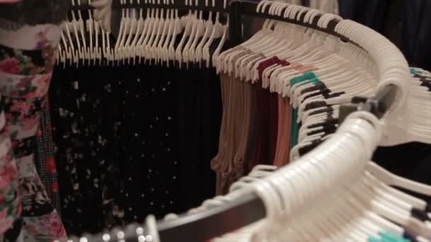 Movimiento hacia abajo a lo largo de rack redondo con ropa de verano femenina — Vídeo de stock
