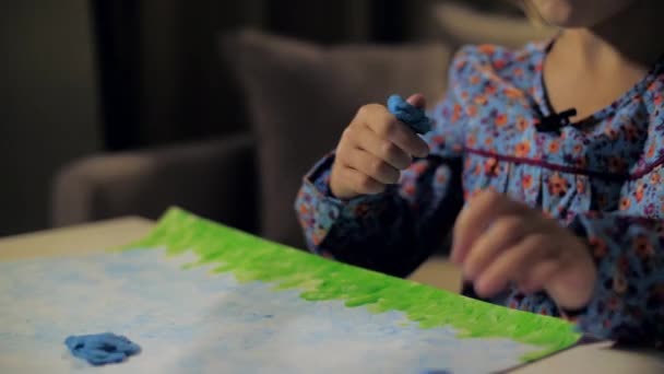 Девушка создает облака на изображении природы с помощью голубого цвета — стоковое видео