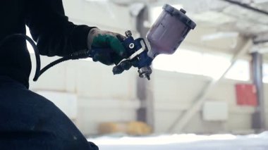 airbrush odasında ile ağır çekim portre ressam çizer