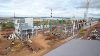 Kış için İlkbahardan Vinçler ile bina timelapse depolama