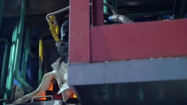 boru hatları rağmen dışarı Eritme Fırını ateşte görüntülemek 