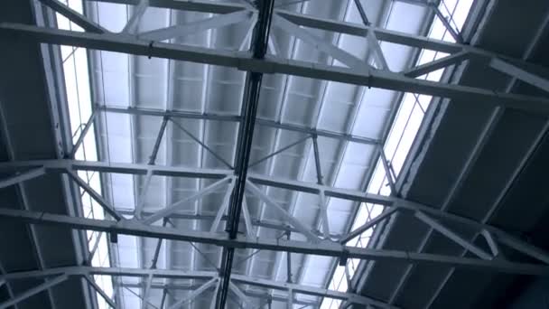 Low angle shot ceiling of storehouse with metal supports — Stock Video