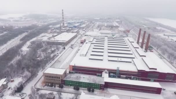 Complejo de refinería panorámica aérea bajo fuerte tormenta de nieve — Vídeos de Stock