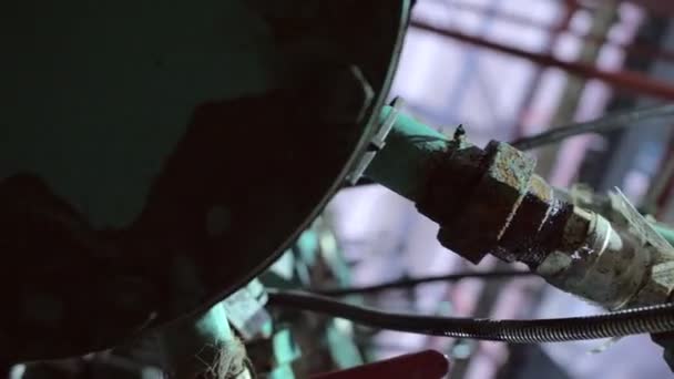 Рух знизу під металевою трубкою з дротами на заводі — стокове відео