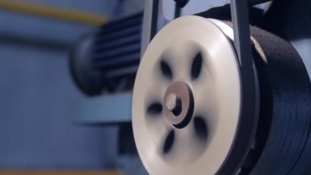 Palanca de cierre con giros de correa de transmisión en el compresor — Vídeos de Stock