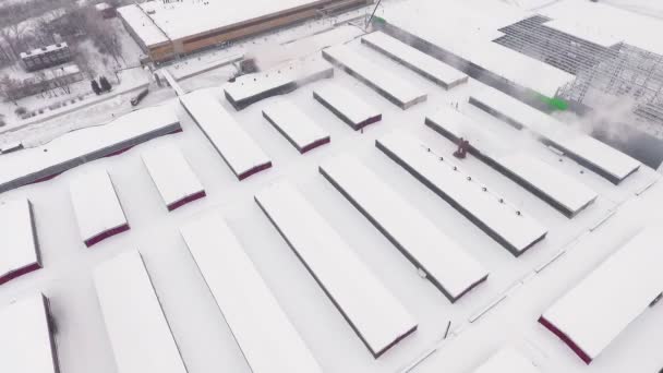 Aerial rörelse över produktionsanläggning täckt med snö — Stockvideo