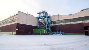 Timelapse hareket bina kar ile kaplı yard boyunca