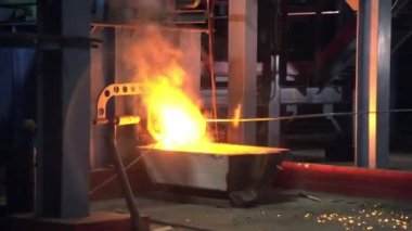 ağır erimiş metal sýcak veya soðuk olan modern fırın, kıvılcımlar yağar