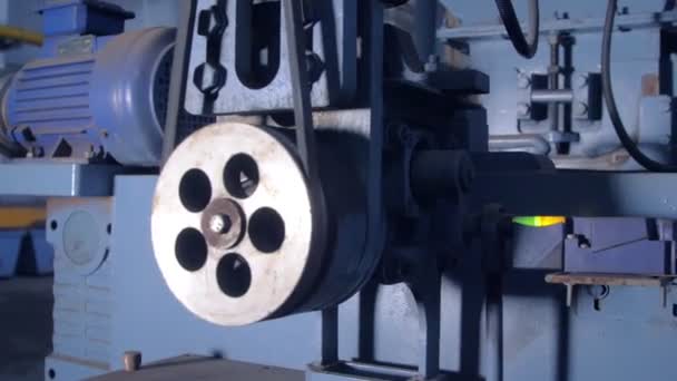 Schließen Sie die rotierenden Teile der Maschine mit Kompressor — Stockvideo