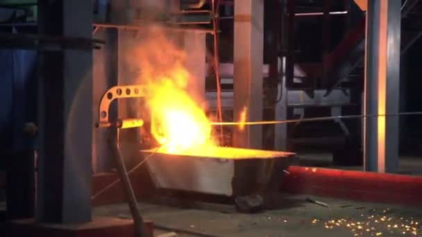 Schweres geschmolzenes Metall an modernem Ofen mit heißer Funkendusche — Stockvideo