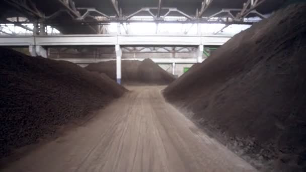 Beweging tussen rauwe metaalerts afvalbergen in ruime magazijn — Stockvideo
