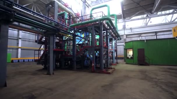 공장에서 녹색 제어 실 근처 파이프라인 시스템에 모션 — 비디오