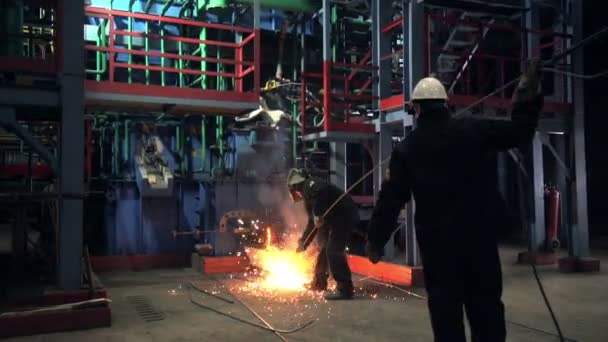 Працівників контроль процесу плавлення в Малі печі металу — стокове відео