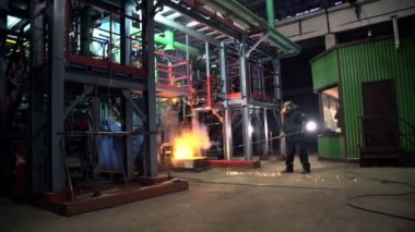 Maskeli yetenekli çalışan fırın erime metal üzerinde çalışır