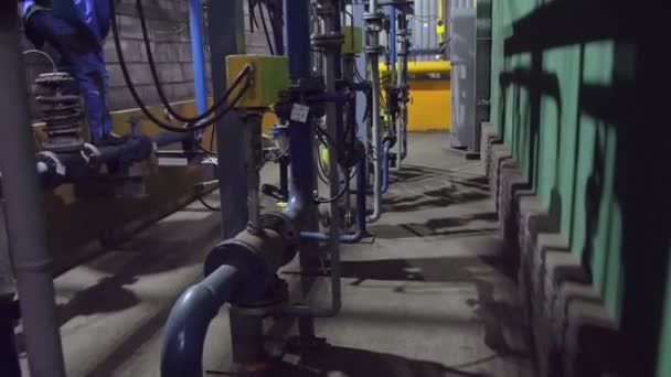 Движение между трубопроводной системой и стеной цеха на заводе — стоковое видео