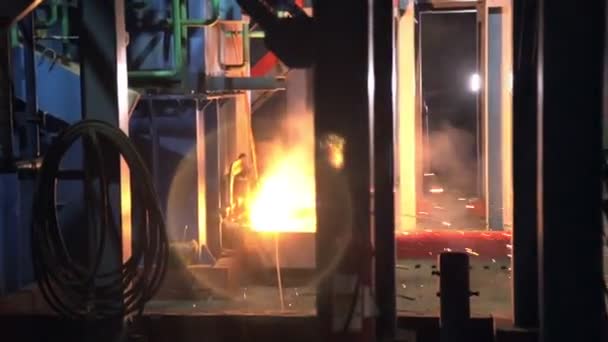Roztavený kov nalévá do nádoby s plamenem leskne — Stock video