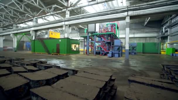 沿砖桩运动对建筑在工厂 — 图库视频影像