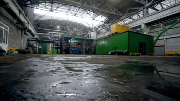 Movimento sobre o chão molhado para o sistema de tubulação e edifício verde — Vídeo de Stock