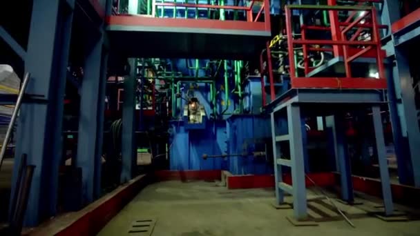 Зворотний рух з трубопроводів у великій виробничій майстерні — стокове відео