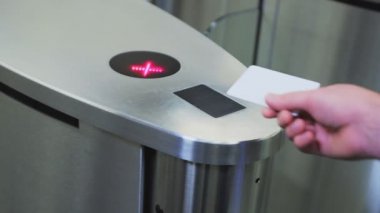 closeup kişi temassız dijital anahtar ofiste kullanır.