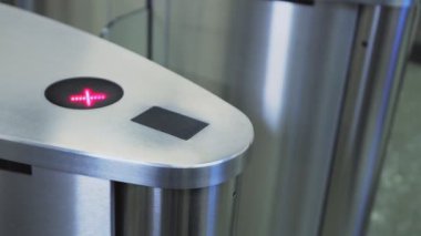 tatlı adam ile temassız anahtar turnike geçer