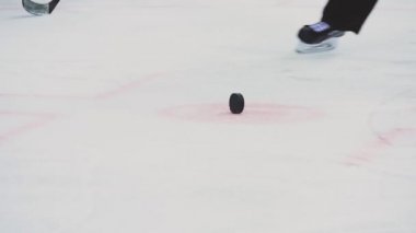 Hokey yargıç pakı Ice arena ağır çekim üzerinden alır