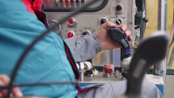 Werknemer controles machines met hendels op plant closeup — Stockvideo