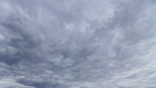 Nuvens cinza timelapse mover no céu sem limites no dia da primavera — Vídeo de Stock