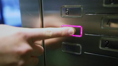 Asansör kontrol panelindeki closeup el presler düğmesini